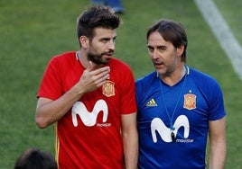 gerard Piqué y Julen Loptegui, con la selección.