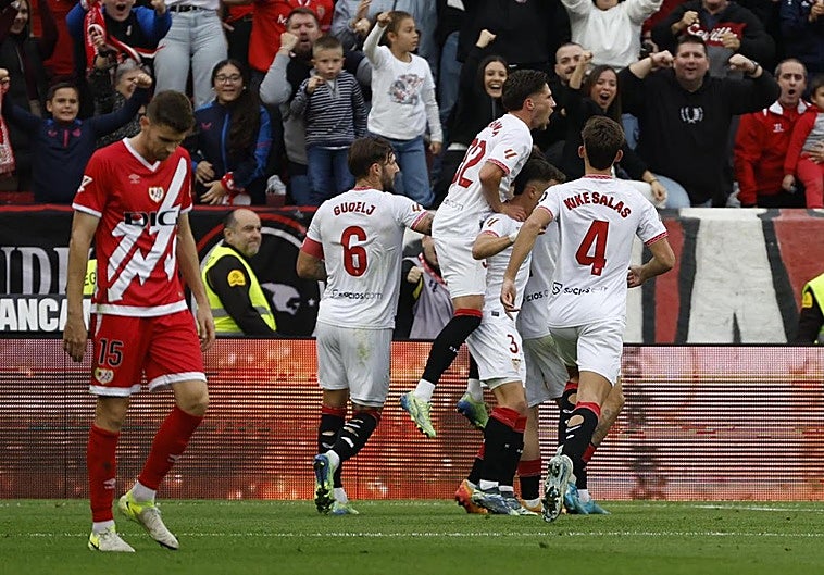 El Sevilla vence y adelanta al Rayo en la tabla