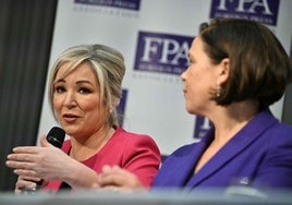 La primera ministra de Irlanda del Norte, Michelle O'Neill, con la presidenta del Sinn Féin, Mary Lou McDonald .