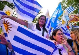 Simpatizantes del candidato oficialista, Álvaro Delgado, participan en un acto de campaña en Montevideo.