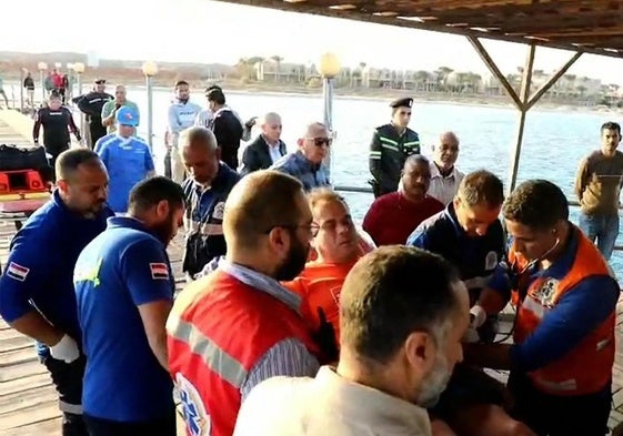 Varios turistas rescatados son atendidos por personal de los servicios de emergencia de Egipto.