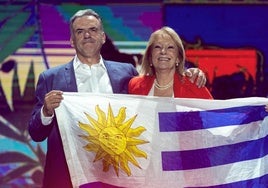 Yamandú Orsi celebra la victoria con la vicepresidenta electa Carolina Cosse.