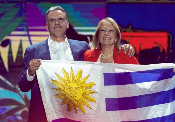 Yamandú Orsi celebra la victoria con la vicepresidenta electa Carolina Cosse.