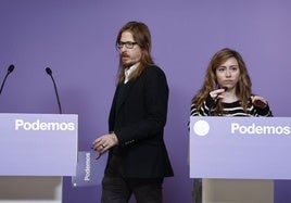 Pablo Fernández y María Teresa Pérez en rueda de prensa en Podemos.