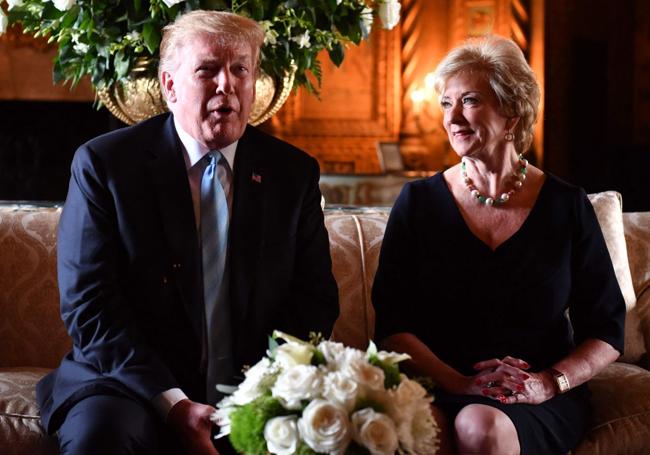 Linda McMahon con Donald Trump durante una visita en la residencia del magnate en Mar-a-Lago en 2019.