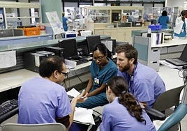 Un grupo de médicos en un hospital de Madrid.
