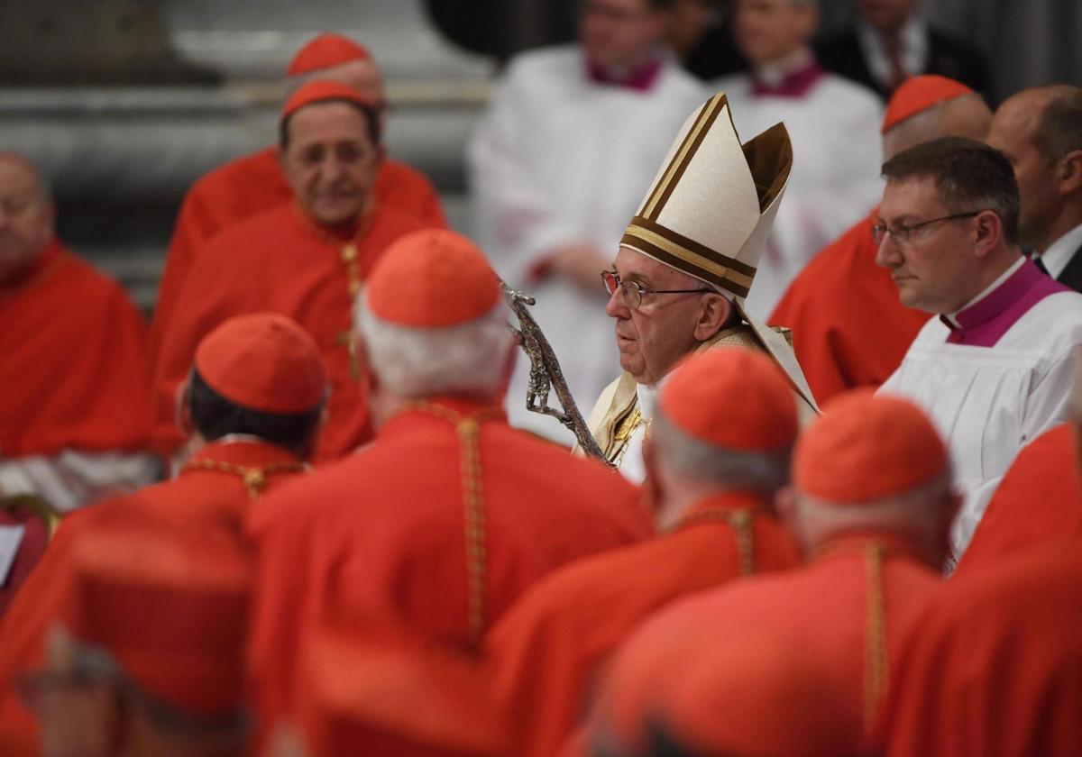 El Papa Francisco junto al Colegio Cardenalicio en una foto de archivo.