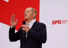 Olaf Scholz se dirige a los miembros del SPD tras ser elegido como candidato electoral.