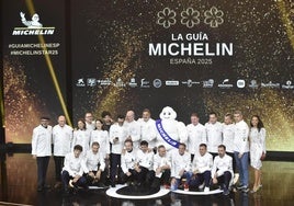 Los chef de restaurantes con tres estrellas Michelin posan durante la gala celebrada en Murcia.