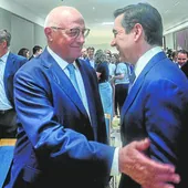 El presidente de Sabadell, Josep Oliu, y el de BBVA, Carlos Torres.