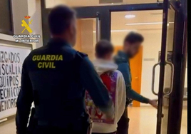 La Guardia Civil custodia al menor en los Juzgados de Orihuela.