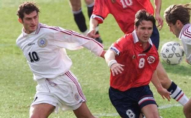 Kavelashvili, a la izquierda de la imagen, durante un partido jugando para la Selección Nacional de Georgia.