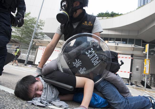 2019 protestolarında demokrasi yanlısı bir protestocunun tutuklanması.