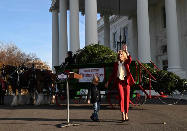 Jill Biden recibe el abeto acompañada de su nieto Beau.