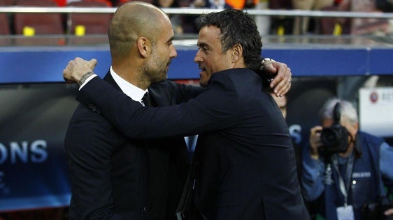 Pep Guardiola y luis Enrique se abrazan en un duelo pasado.