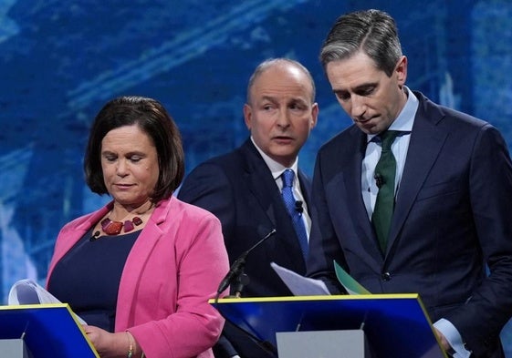 Micheal Martin, Mary Lou McDonald y Simon Harris, en el último debate televisivo antes de las elecciones generales.