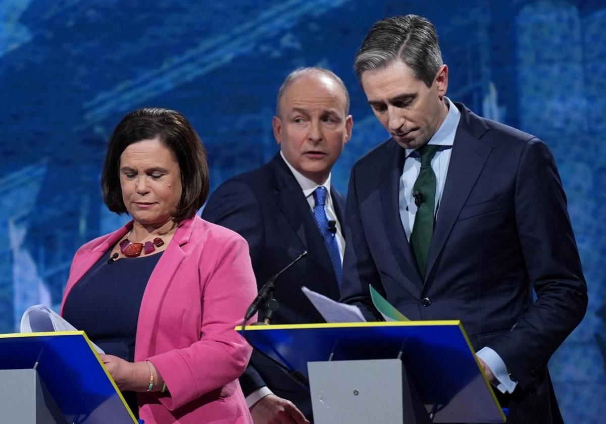 Micheal Martin, Mary Lou McDonald y Simon Harris, en el último debate televisivo antes de las elecciones generales.