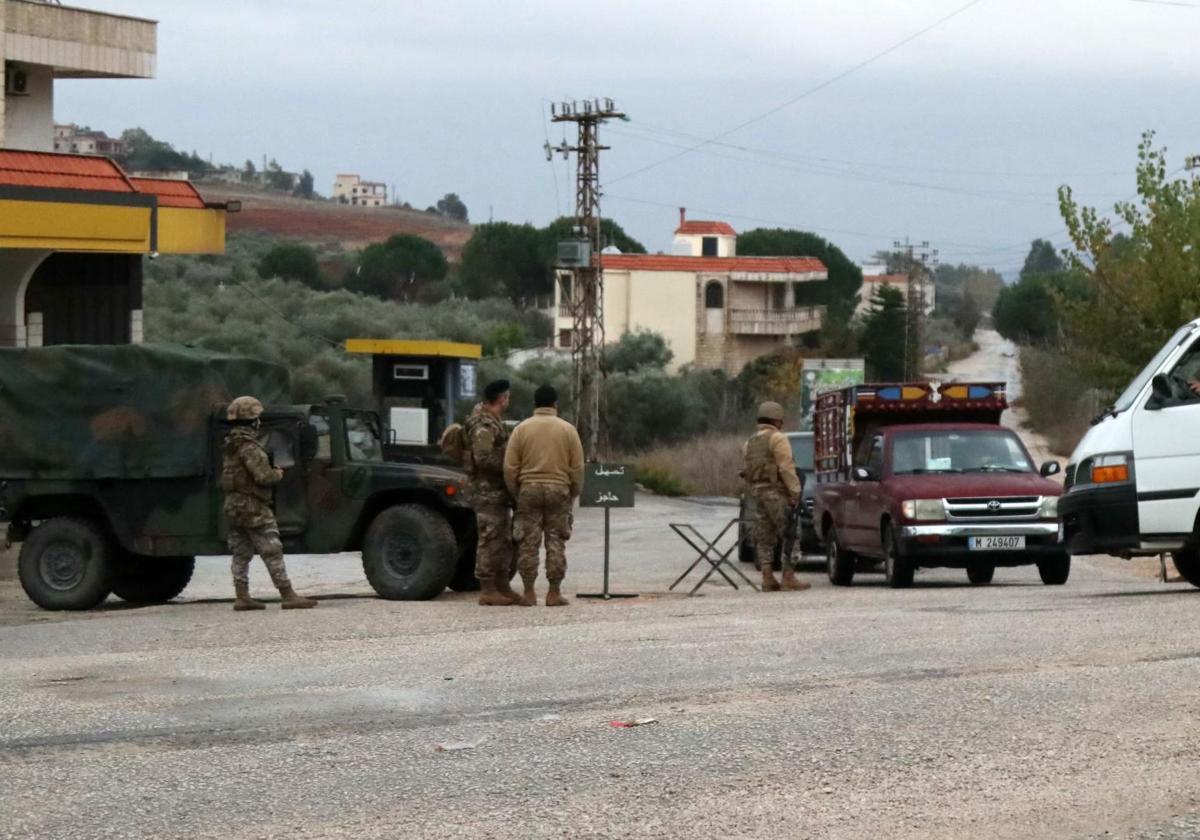 Soldados del ejército libanés vigilan un puesto de control en el sur del país tras el acuerdo con Tel Aviv.