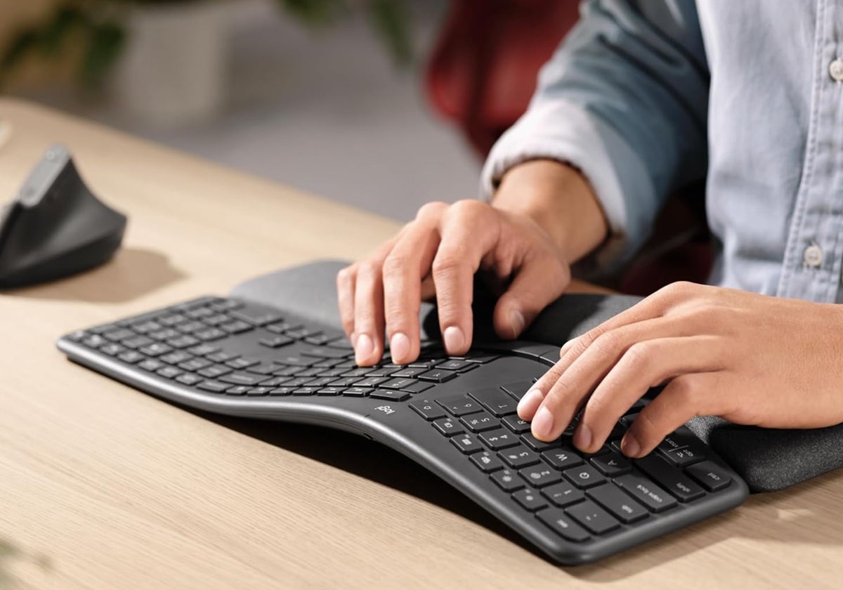 ¿Pasas muchas horas frente a la pantalla? Cuida de tus muñecas con este teclado ergonómico