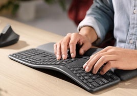 ¿Pasas muchas horas frente a la pantalla? Cuida de tus muñecas con este teclado ergonómico