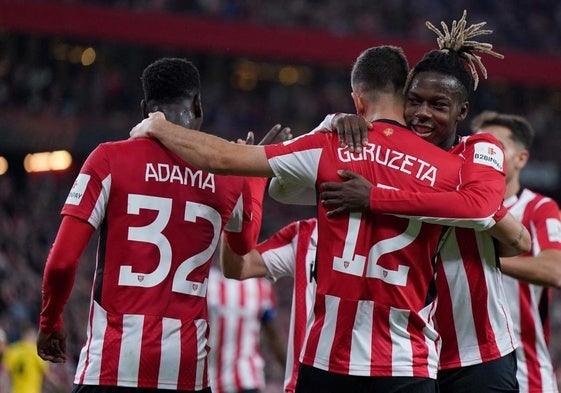 Nico Williams festeja con Gorka Guruzeta y Adama Boiro, dos de los goleadores del Athletic frente al Elfsborg.