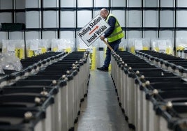 Un trabajador electoral camina entre las urnas vacías que se utilizarán este viernes en las elecciones irlandesas.