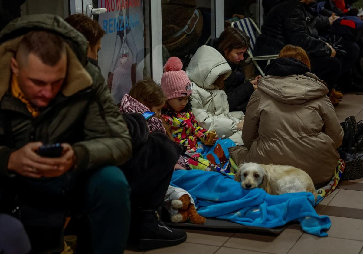 Un grupo de personas se refugia en el interior del metro de Kiev.