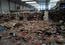 Libros destrozados por el barro en un almacén de Catarroja (Valencia).