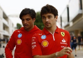 Carlos Sainz y Charles Leclerc, pilotos de Ferrari.