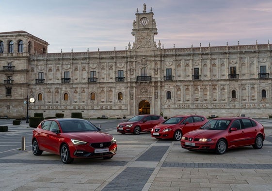 León e-Hybrid, el nuevo híbrido enchufable, frente al Hostal de San Marcos, junto a las tres anteriores generaciones del León