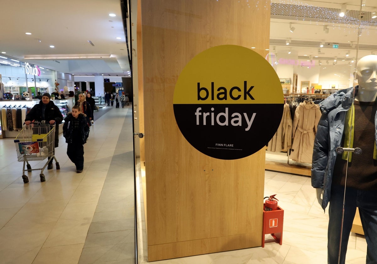 Escaparate de un centro comercial que anuncia los días de 'Black Friday'.