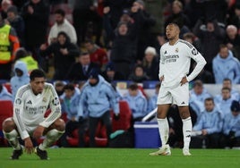 Jude Bellingham y Kylian Mbappé, abatidos durante el Liverpool-Real Madrid.