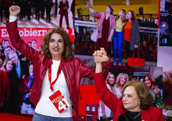 La vicesecretaria general del PSOE y vicepresidenta primera del Gobierno, María Jesús Montero, (izquierda) junto a la histórica dirigente socialista andaluza, Amparo Rubiales, este viernes en el congreso federal del partido.