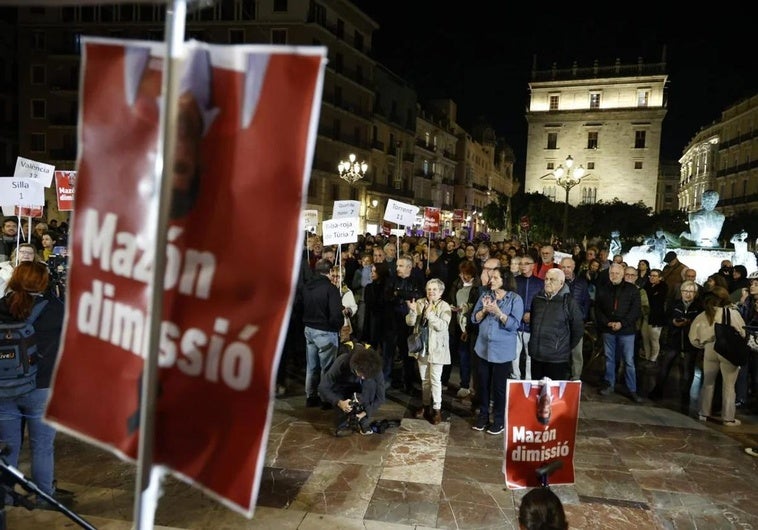 Manifestantes reclamando este viernes en Valencia la dimisión del presidente de la Generalitat, Carlos Mazón.