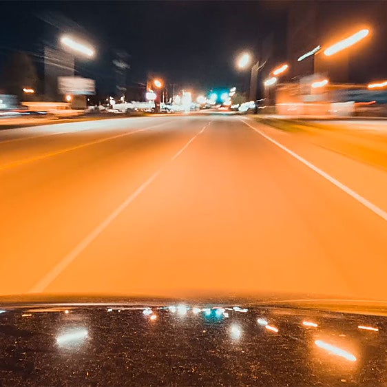 Hipnosis de la carretera, microsueños... Por qué a tu cerebro no le gusta conducir de noche