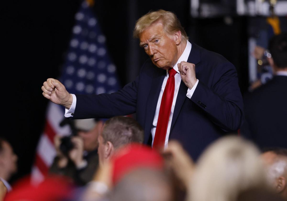 Donald Trump baila durante un mitin de campaña celebrado el pasado 1 de noviembre en Wisconsin.