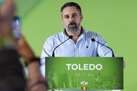 Santiago Abascal atiende a los medios, este sábado, en Toledo.