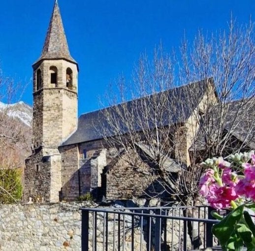 Este pueblo del Valle de Arán es la escapada rural perfecta: es el más alto de la zona y está cubierto de flores todo el año