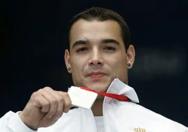 Gervasio Deferr con una la medalla ganada en un campeonato mundial, en 2007.