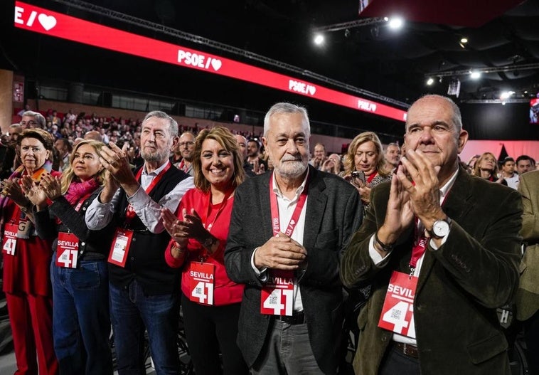 Los expresidentes de la Junta de Andalucía Manuel Chaves y José Antonio Griñán ovacionados en el Congreso del PSOE: