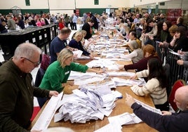 Un equipo de funcionarios electorales cuenta las papeletas en un centro de votación de la localidad irlandesa de Cork.