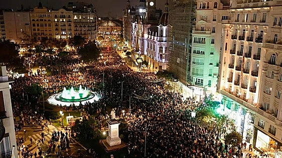 Cien mil personas marchan en Valencia contra la gestión política de la DANA