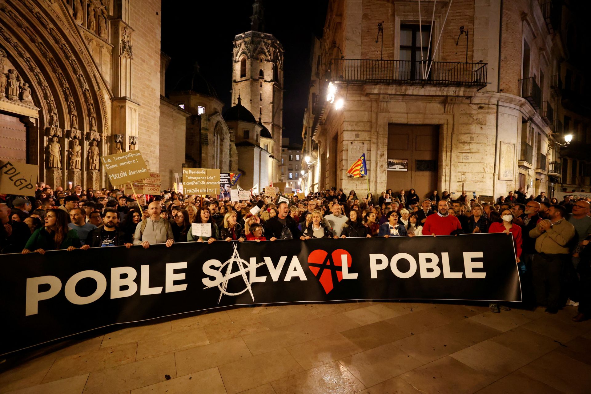 Una de las pancartas de la manifestación recogía en valenciano el lema ya conocido a raíz de la DANA: «El pueblo salva al pueblo»