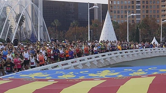 La emotiva salida del Maratón Valencia en recuerdo a los damnificados por la DANA