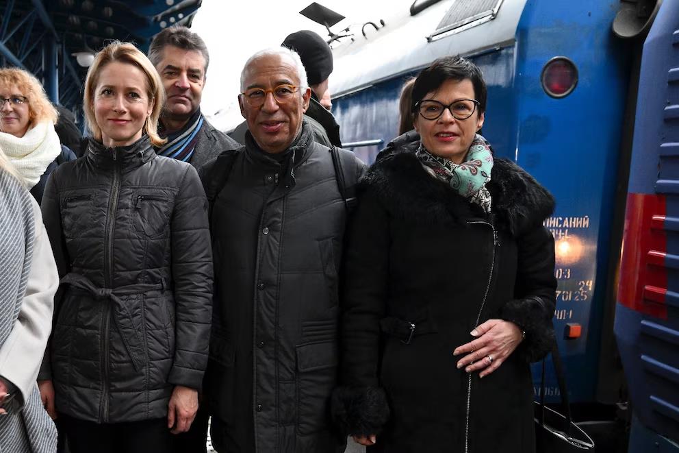 Kaja Kallas, António Costa y Marta Kos, en la estación de Kiev.