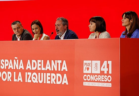 Juan Espadas (c. ) sigue la intervención de Sánchez desde la presidencia del congreso.