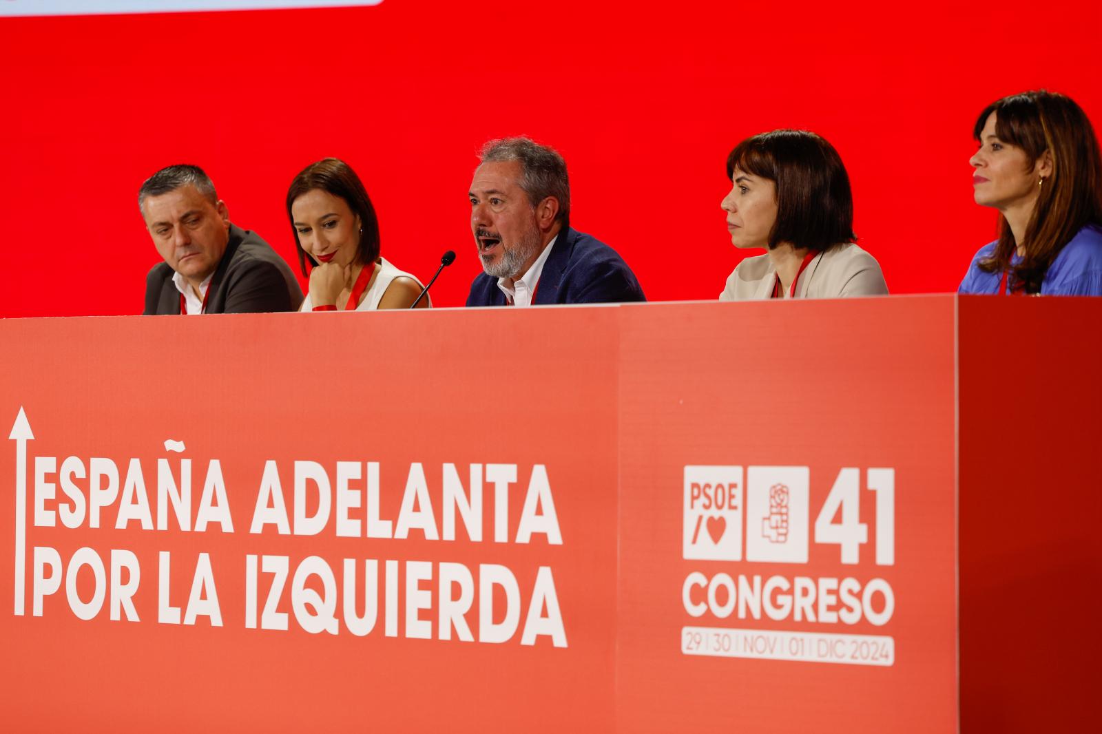 Juan Espadas (c. ) sigue la intervención de Sánchez desde la presidencia del congreso.