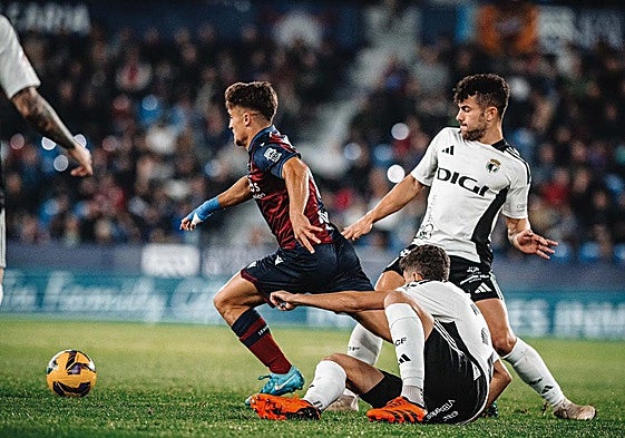 El Levante consolida su puesto en el playoff ante el Burgos