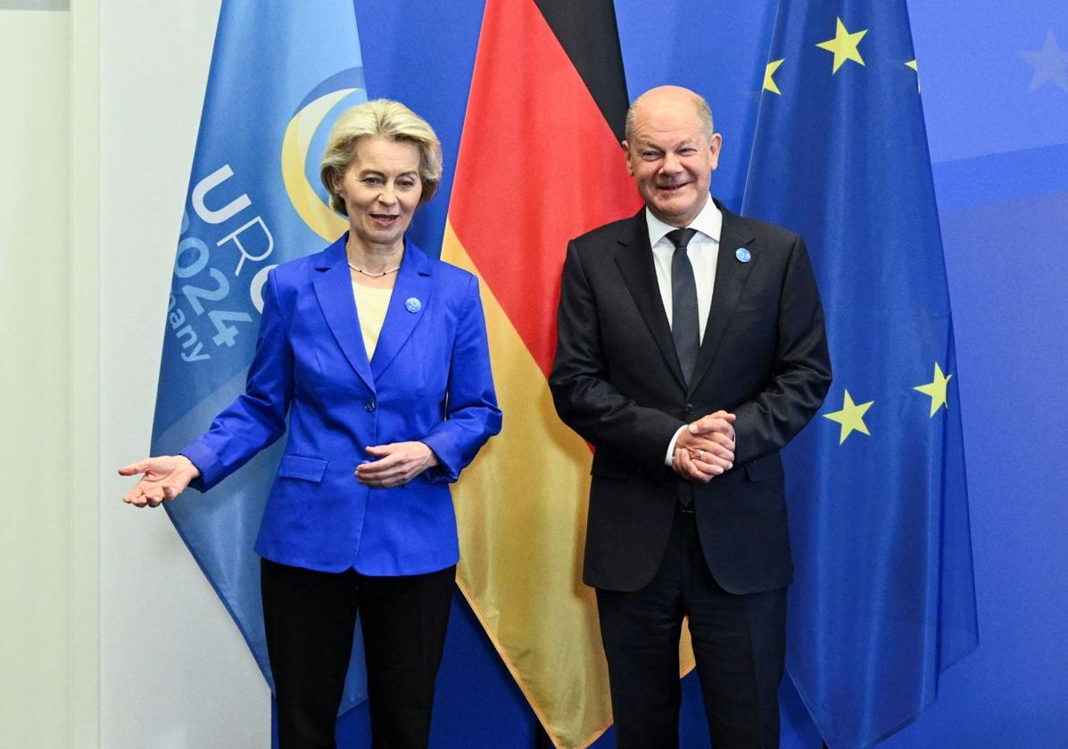 Ursula von der Leyen, reelegida presidenta de la Comisión Europea, junto al canciller alemán Olaf Scholz.