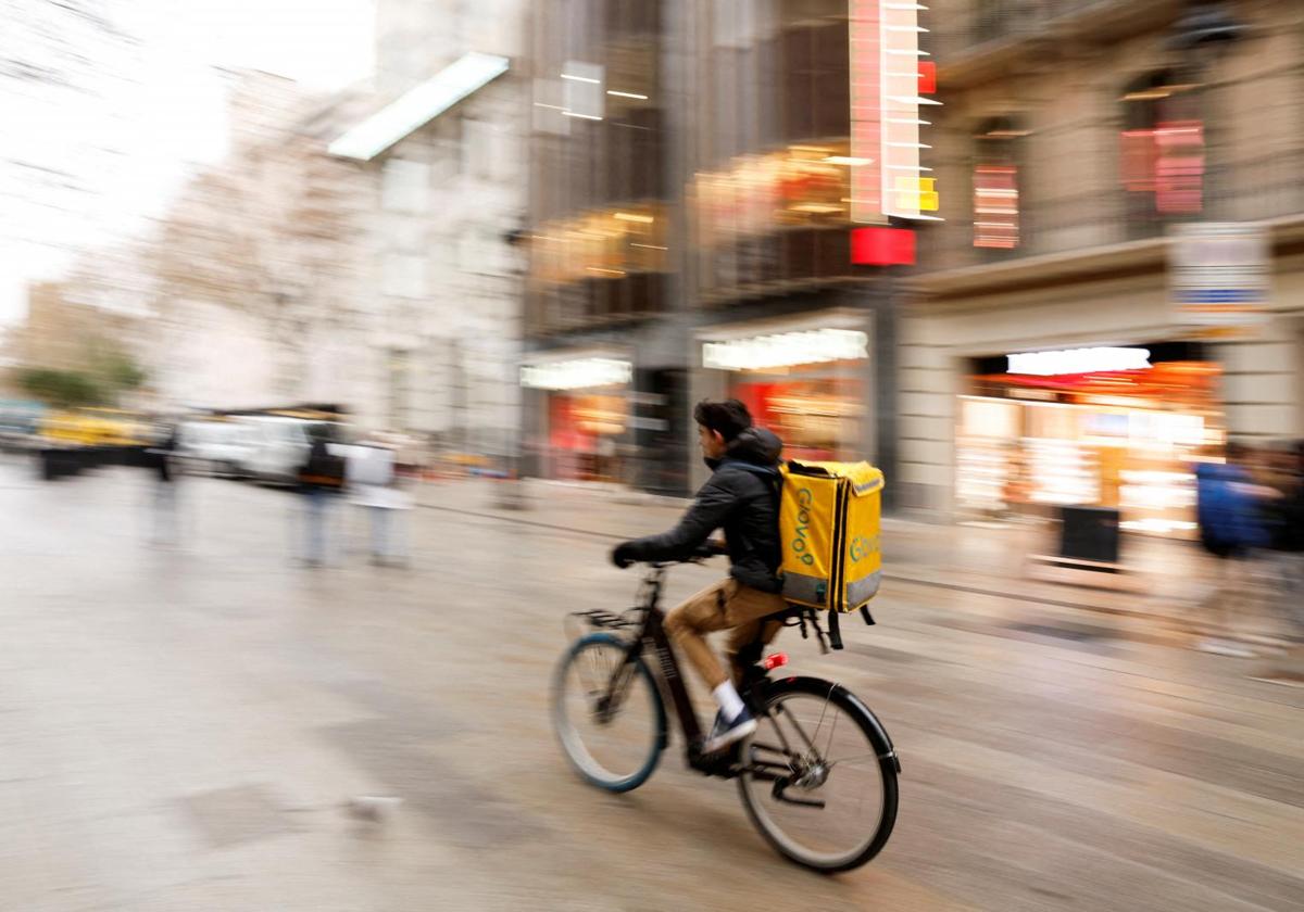 Un repartidor de Glovo en Barcelona